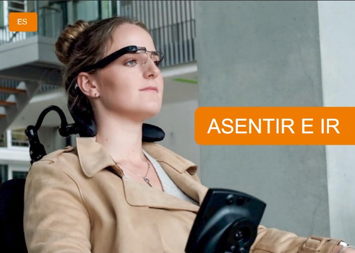 Una mujer sentada en una silla de ruedas tiene el control de movimiento de la silla mediante las gafas con el sistema munevo drive.