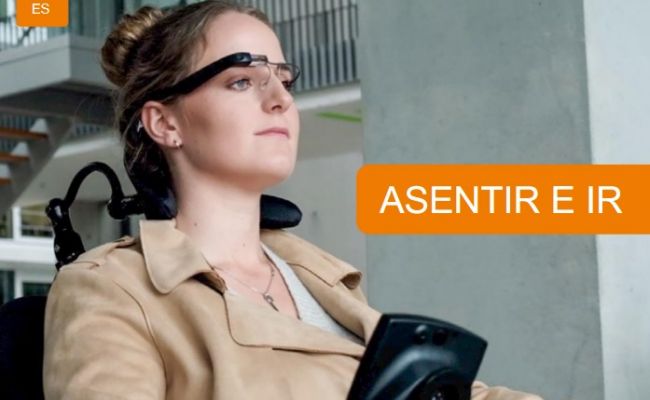 Una mujer sentada en una silla de ruedas tiene el control de movimiento de la silla mediante las gafas con el sistema munevo drive.