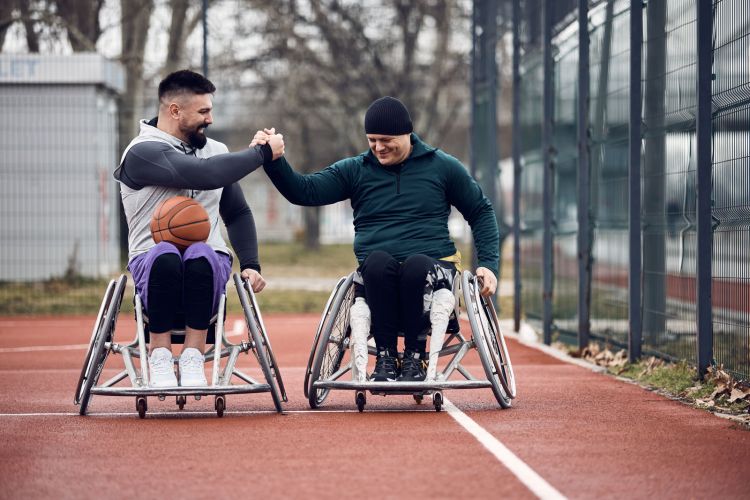 happy-athletes-with-disabilities-greeting-while-pl-2024-12-13-17-08-57-utc-81754f7a image happy-athletes-with-disabilities-greeting-while-pl-2024-12-13-17-08-57-utc-81754f7a Las Sillas de Ruedas en el Deporte - FPL Mobility