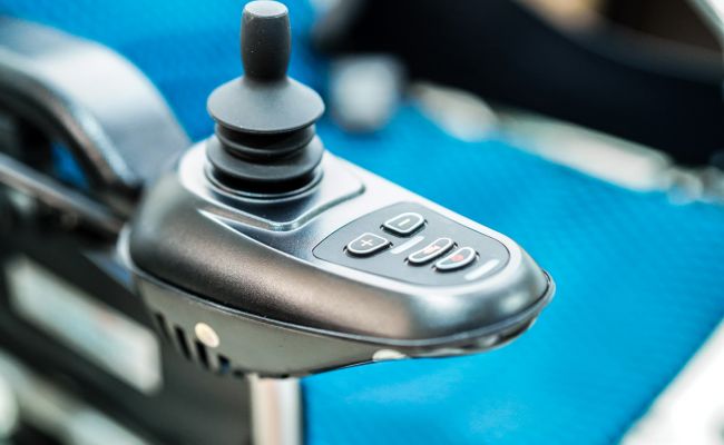 Primer plano de el joystick controlador de una silla de ruedas el&eacute;ctrica